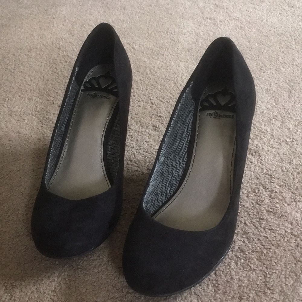 black wedges